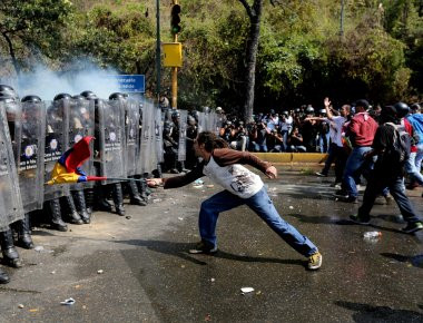 Επεισόδια στη Βενεζουέλα: Ένας 16χρονος άφησε την τελευταία του πνοή στο δρόμο